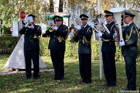 Ob 1. novembru smo se s polaganjem cvetja k osrednjim kamniškim spomenikom poklonili žrtvam vojn (30)